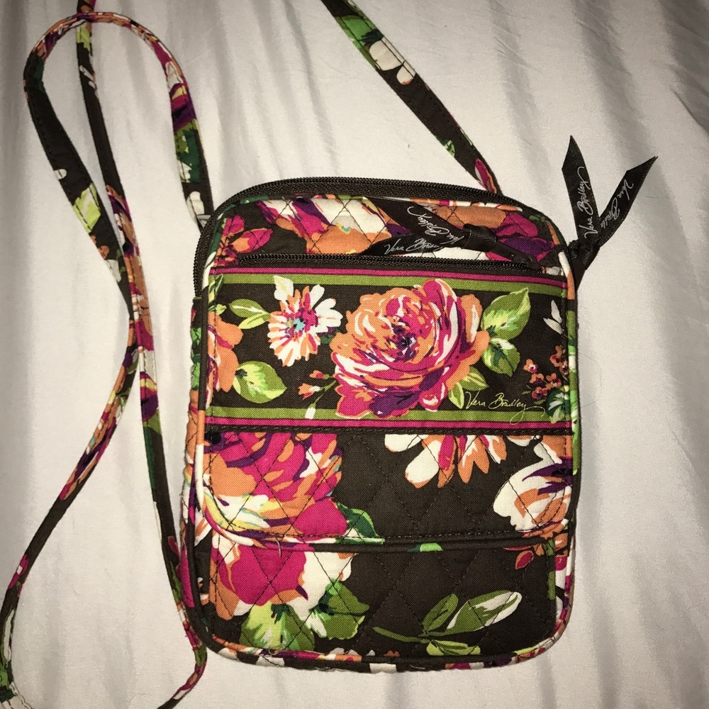 Adorable floral cross body Vera Bradley purse!!